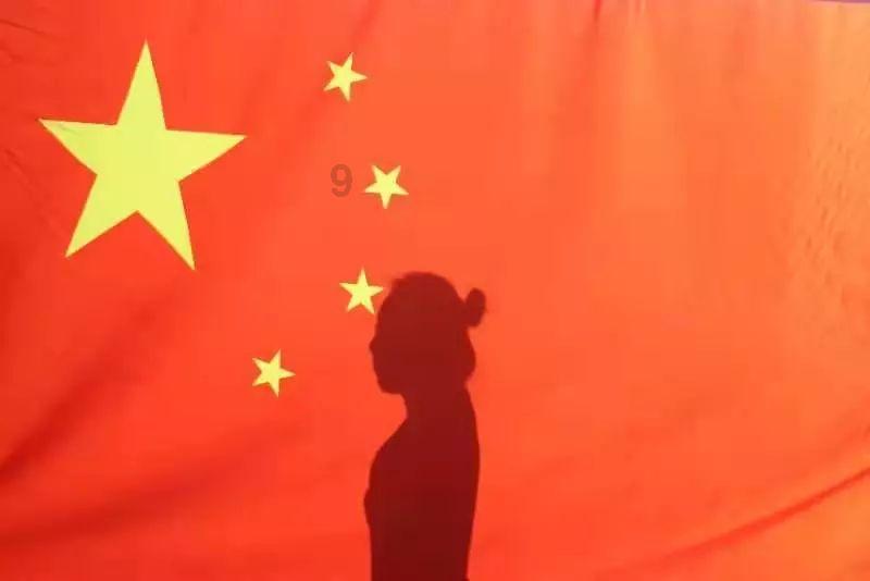 沙滩游玩的女孩们